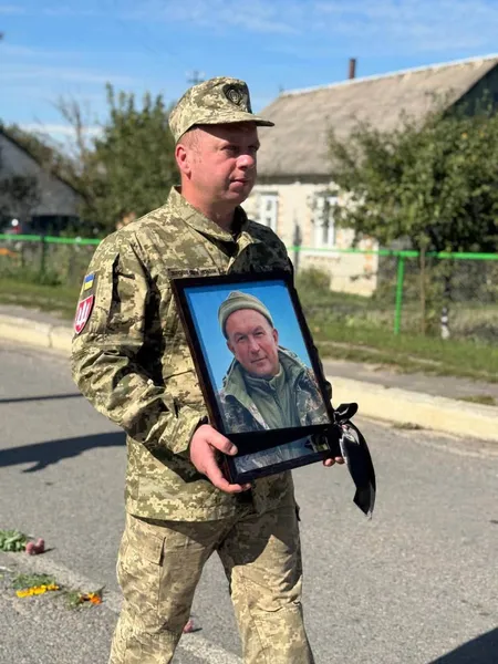 На Волині провели в останню дорогу Героя Олександра Хмарука (фото)