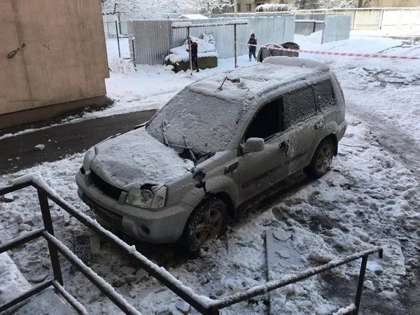 Через засніжені кабелі у Луцьку потрощило машину