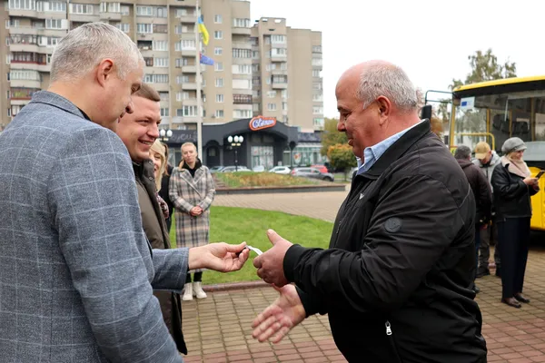 Чотири громади на Волині отримали новенькі шкільні автобуси (фото, відео)