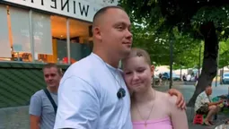 У Луцьку блогер «Цей Олег» зустрівся з онкохворою дівчиною та подарував їй квіти (відео)