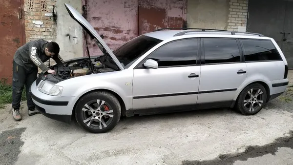 Водій Микола ремонтує свій автомобіль