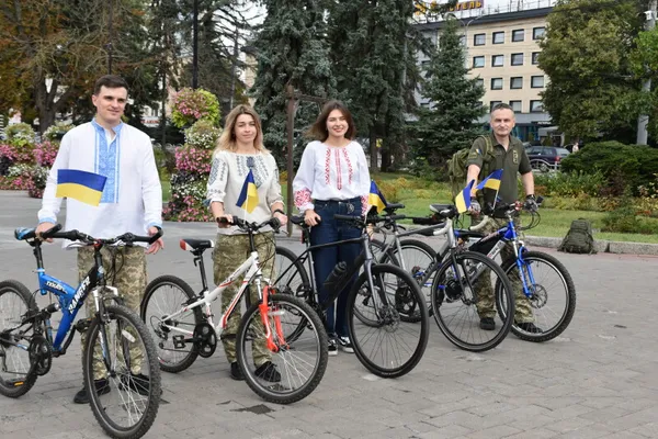 У вишиванках і з прапорами: у Луцьку відбувся традиційний велопробіг до Дня міста (фото)