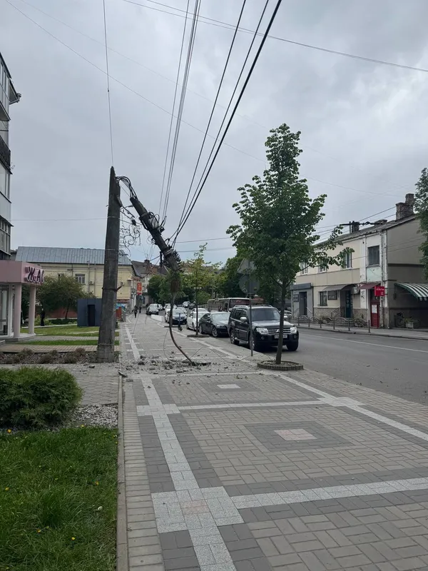 Чули «вибухи»: у центрі Луцька впала електроопора (фото)