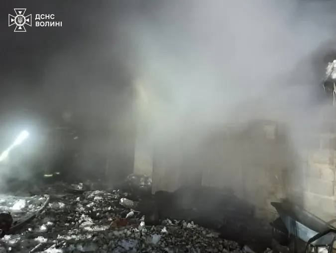 На Волині горіла господарська споруда: що сталося (фото)