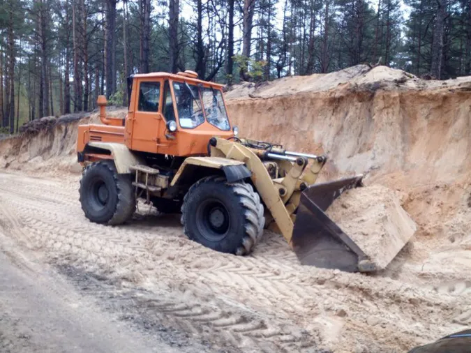 На Маневиччині нелегальні видобувачі піску зруйнували відкоси дороги (фото)