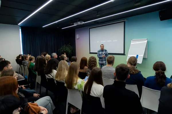 «Змінив 18 професій, поки врешті не знайшов себе»: до Луцька приїздив відомий сценарист