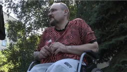 Луцький ветеран живе в готелі, бо в його будинку досі не працює ліфт після ворожого обстрілу. ВІДЕО