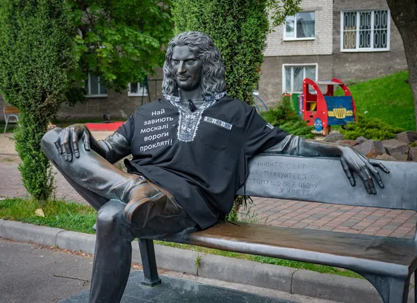Пам'ятник Кузьмі Скрябіну в Луцьку одягли у вишиванку (фото)