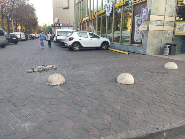Авто на тротуарах: лучани просять обмежувачі руху біля торгового центру (фото)