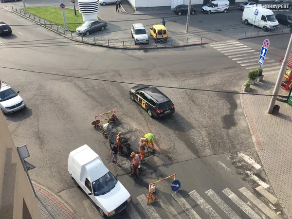 У центрі Луцька латають дорогу (фото, оновлено)