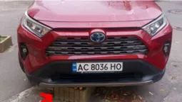 «Тойота» замість квітів: у Луцьку водій припаркував авто на бетонній вазі (фото)