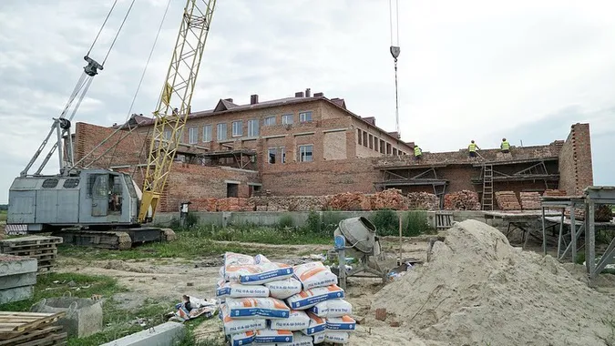 Показали, як зводять нову школу в Башликах (фото)