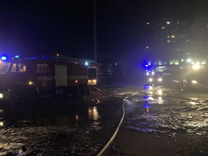 У передноворічну ніч в Нововолинську загорівся будівельний вагончик (фото, відео)