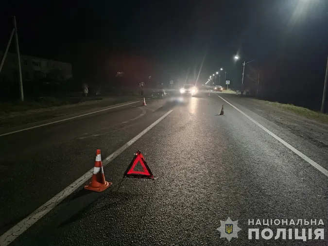 У Луцькому районі «беха» наїхала на жінку, яка лежала на дорозі