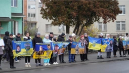 У місті на Волині відбулася мирна акція на підтримку полонених та зниклих безвісти захисників (фото)