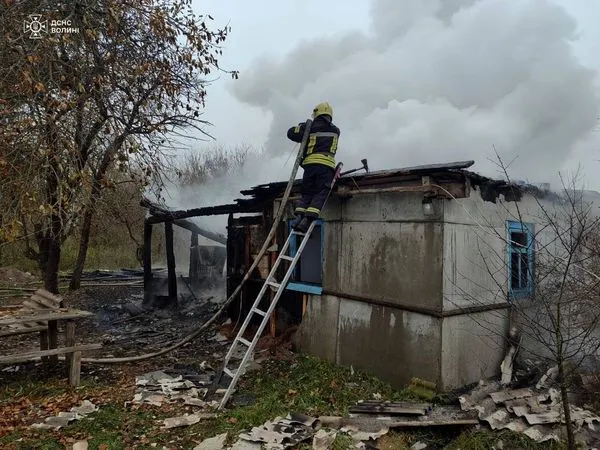 Пожежа на Володимирщині: в пенсіонера згоріло пів хати (фото)