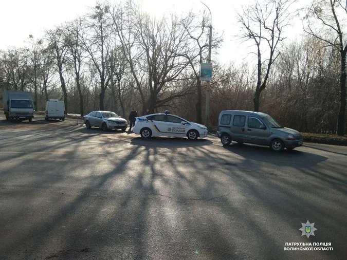 Аварія на перехресті в Луцьку: автомобілі «наздогнали» один одного (фото)