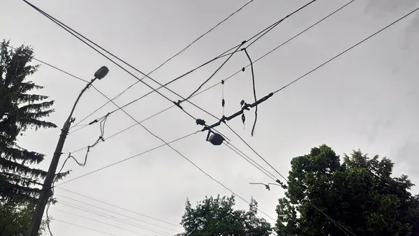 У Луцьку після негоди відновлюють тролейбусні лінії (фото)