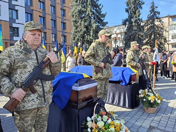 Ковель у жалобі: в останню дорогу провели захисників Бориса Нестерука та Олександра Кратюка (фото)