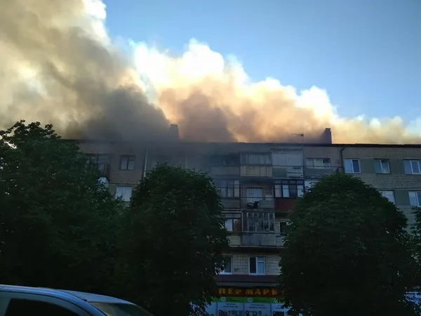 У Луцьку горить житловий будинок (фото, відео, оновлюється)