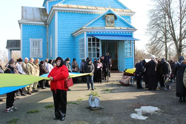 Осиротіли дві доньки: на Волині попрощалися з воїном Володимиром Сасовським (фото)