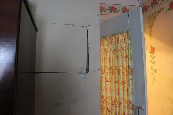 Ванна лучанки провалюється у «підвал»: комунальники розводять руками (фото, відео)