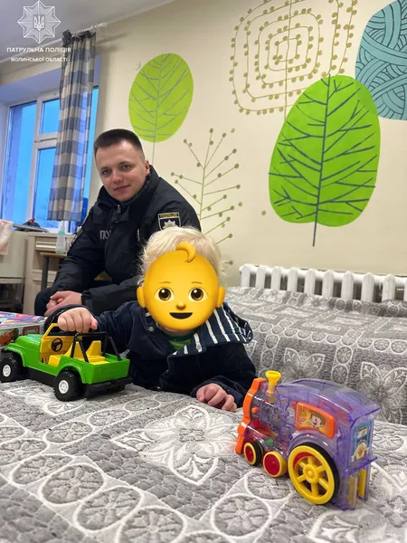«Вони їй більше не потрібні»: луцькі патрульні навідалися до двох маленьких діток, яких покинула мама (фото)