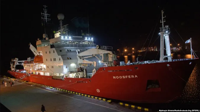 Криголам «Ноосфера» вирушив у свій перший рейс до станції «Академік Вернадський» (фото)