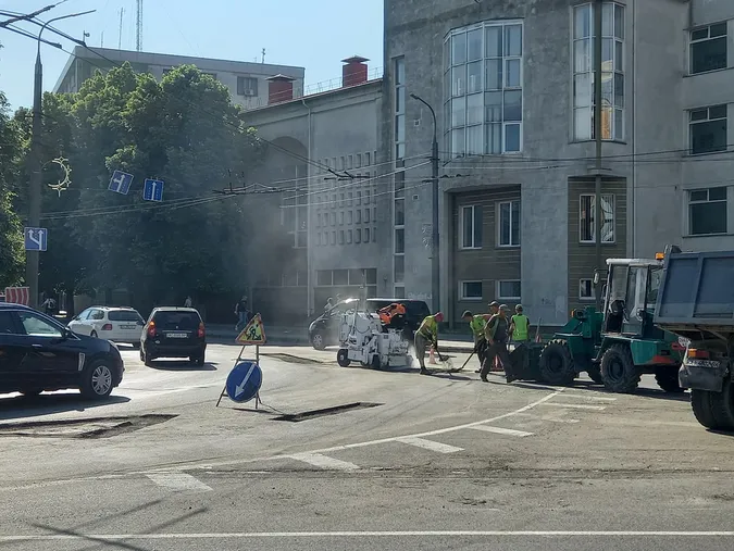 У Луцьку на кільці латають дорогу: рух ускладнений (фото)
