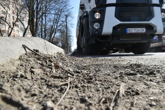 Луцьк чистять від накопиченого за зиму бруду (фото)