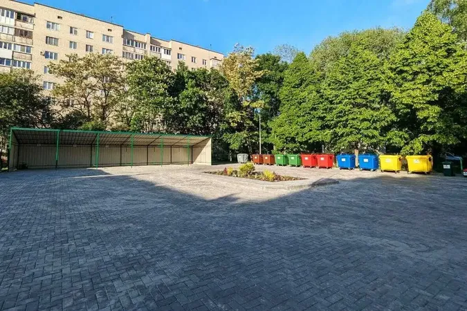 «Луцькспецкомунтранс» без тендеру віддав 800 тис. фірмі з одним працівником за ремонт майданчика для відходів