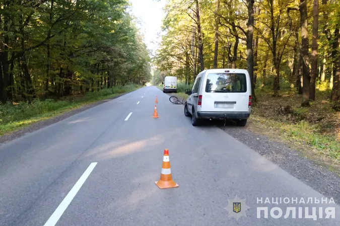 Їхав узбіччям: рівнянин на «опелі» збив лучанина на велосипеді (фото)