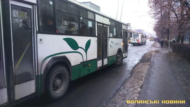 Не трамвай, але і не об'їхав: у Луцьку тролейбус «поцілував» таксі (фото)