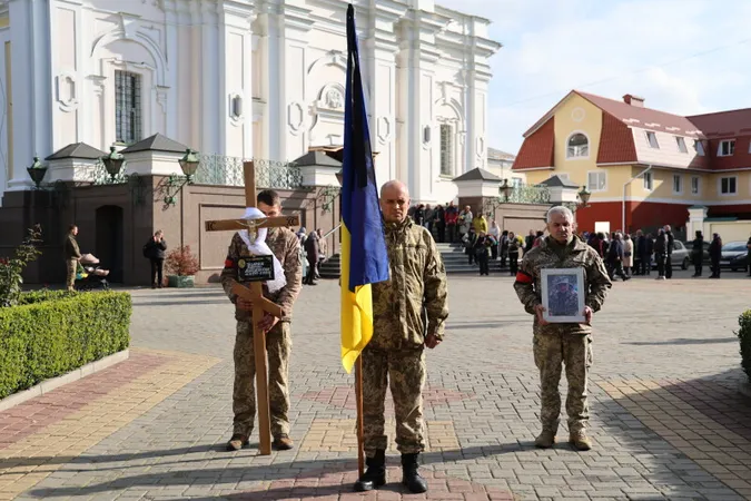 Небо плакало: Луцьк навколішки прощався з загиблим на Курщині бійцем Віктором Калеником