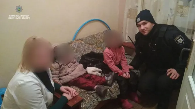 У Луцьку патрульні передали покинутих матір'ю дітей до притулку