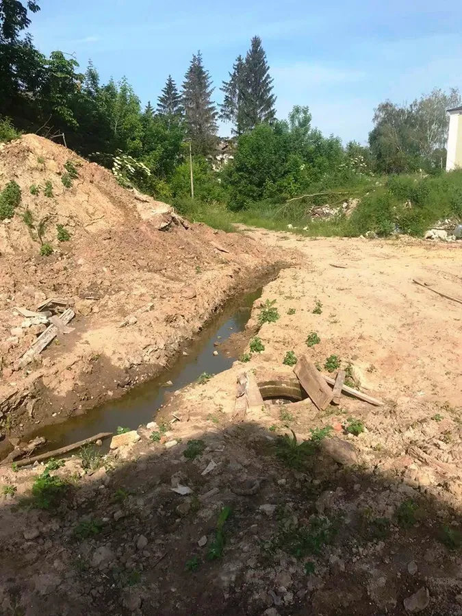 У Луцьку сморід ширився з території гуртожитку, що в Привокзальному районі