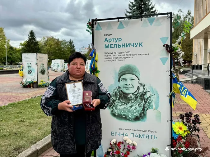 «Комбатантський хрест» і «Хрест доблесті»: родинам Героїв із Волині вручили посмертні нагороди (фото)