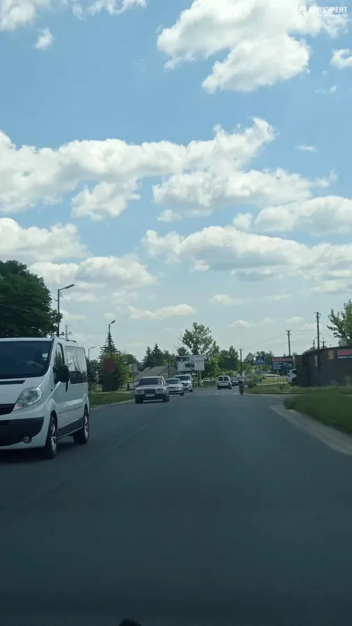 На вихідні – на Світязь: у Любомлі – довжелезна автотягучка (фото, відео)