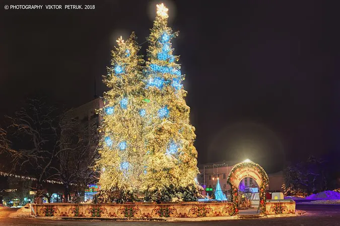 Як сяє святковий Луцьк вночі (фото)