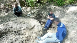 На Волині лопатами викопували бурштин (фото)