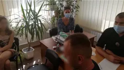 Тренди TikTok: на Харківщині троє неповнолітніх зняли дорожній знак та викинули його
