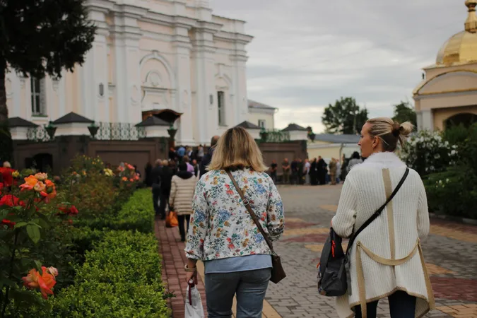 Стільки людей на похоронах давно не було: Луцьк прощався з трьома воїнами (фото, відео)