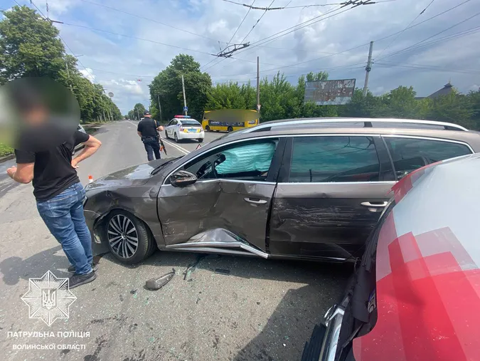 Врятували подушки: у Луцьку Opel протаранив Volkswagen (фото)