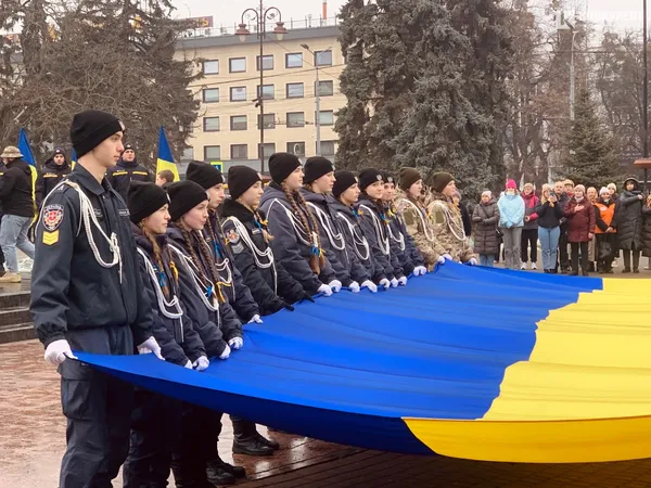 У Луцьку в День Соборності створили «ланцюг єднання» (фото)