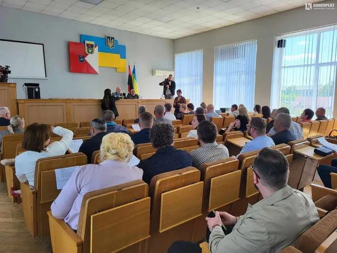 У Луцькій районній раді ще двоє депутатів склали повноваження, третьому – не дозволили
