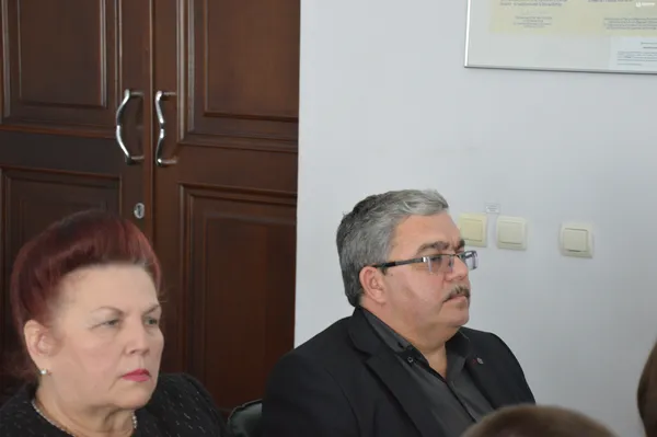 Освітяни Олег Гребенюк та Галина Василенко  уважно слухають виступ Бориса Смаля