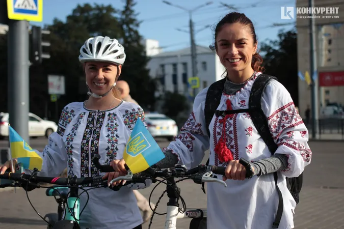 Шоломи і вишиванки: як у Луцьку минув велопробіг до Дня міста (фото, відео)