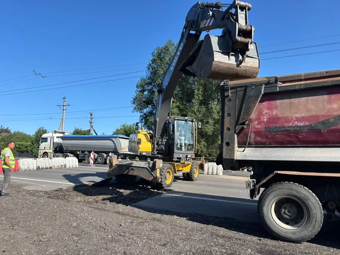 У Струмівці замінюють водопропускну трубу на трасі Н-22 (фото)
