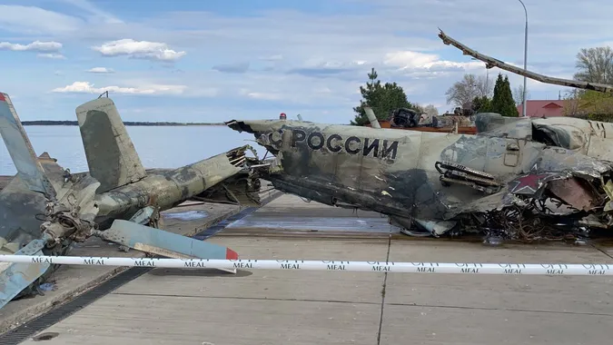 З Київського моря витягли збитий російський бойовий вертоліт (фото, відео)