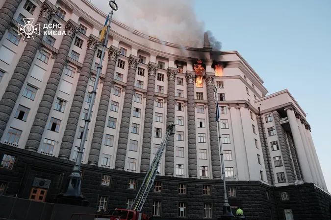 Вперше пошкоджена будівля уряду: росіяни масовано атакували Україну (фото)